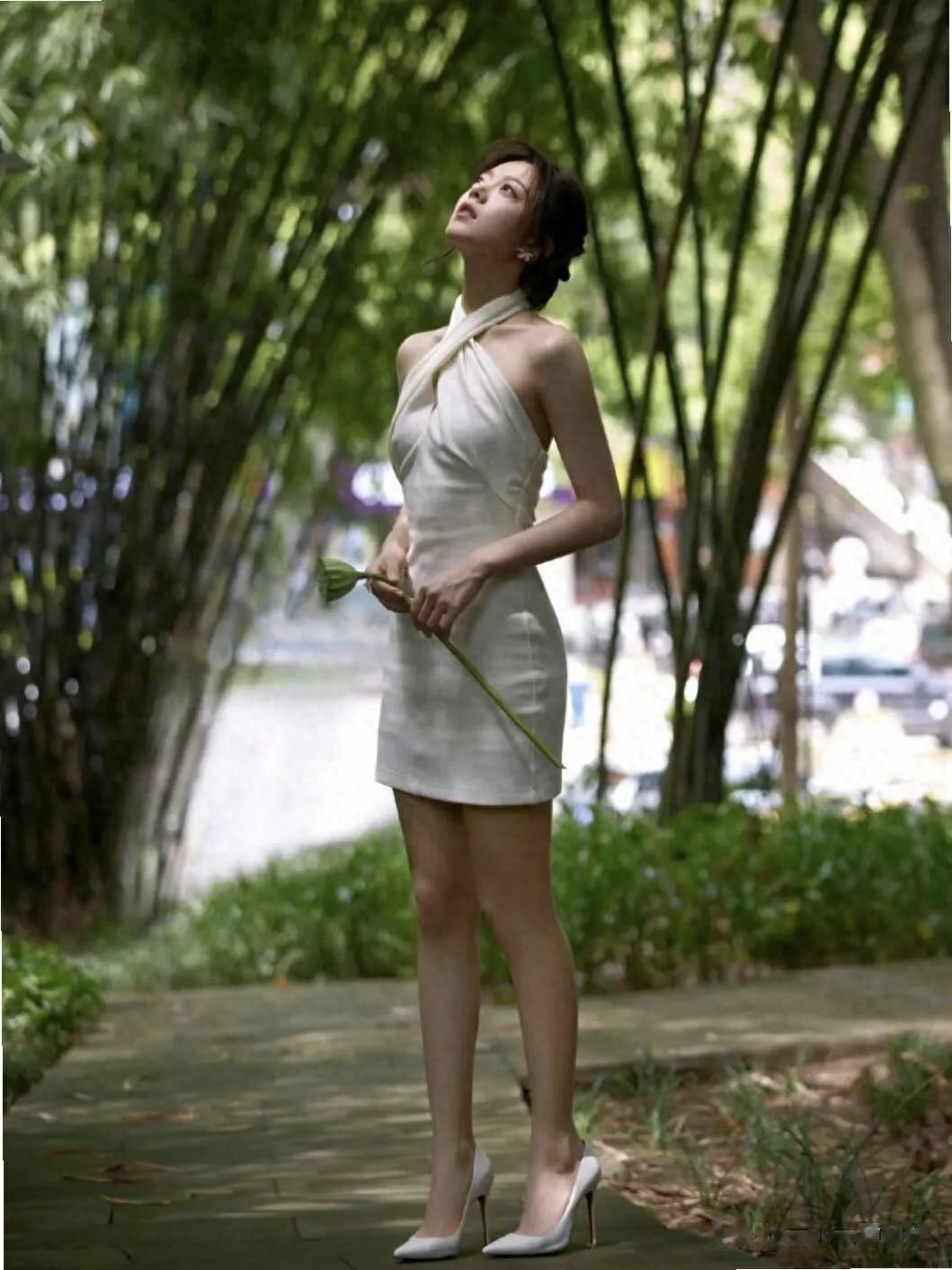 赵今麦的纯白中式造型，这扑面而来的清冷贵气感如何？