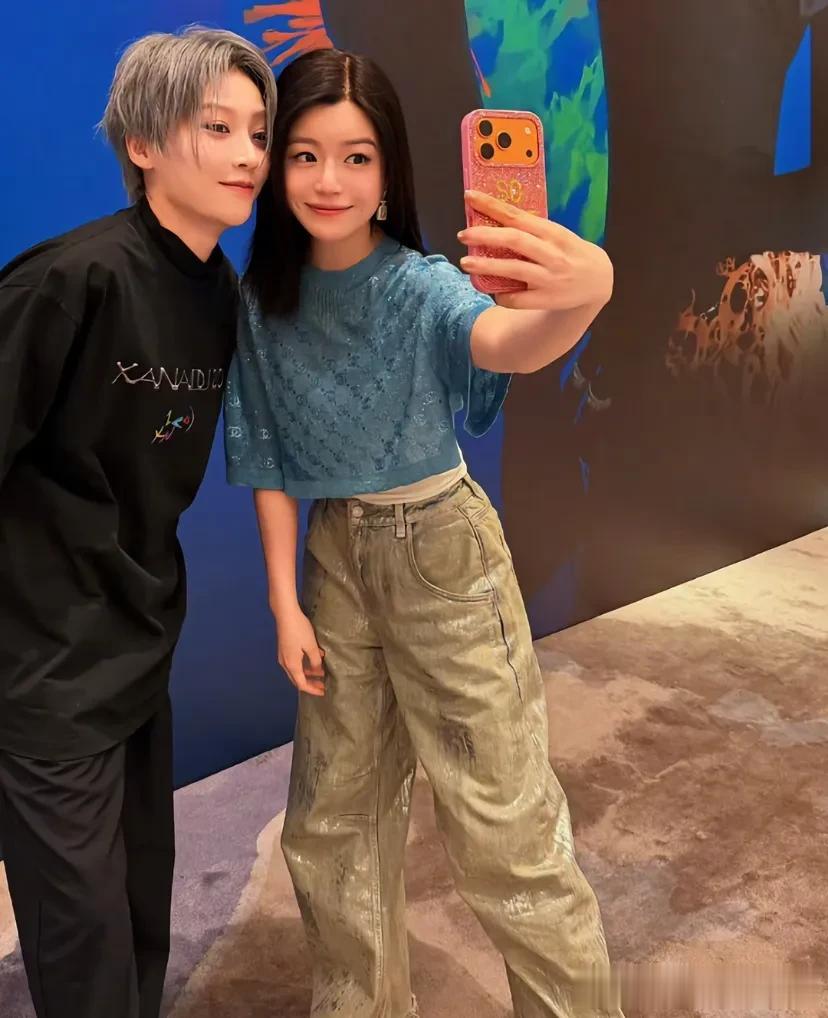 陈妍希现身刘雨昕演唱会，在圈内人缘超好，离开陈晓后更闪闪发光