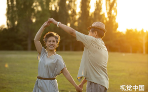 我61岁，和45岁女舞伴搭伙过日子，新婚夜她突然提出一个要求，我惊呆了