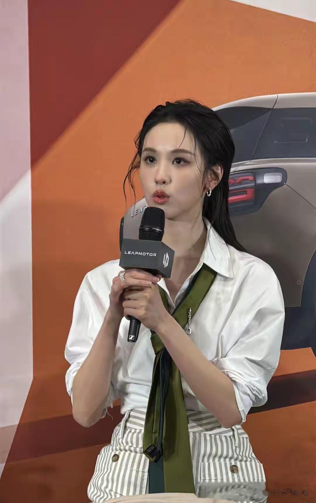 陈都灵出席零跑发布会，白衬衫短裤穿出天价感，这才是真女神