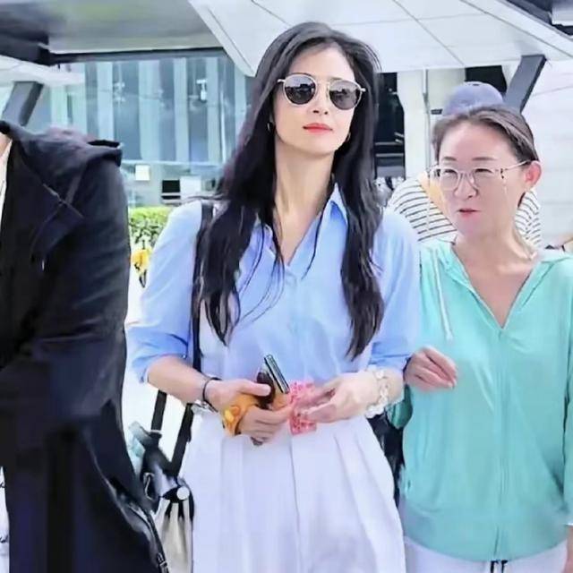 蒋欣机场被偶遇，素颜大脸盘头发杂乱