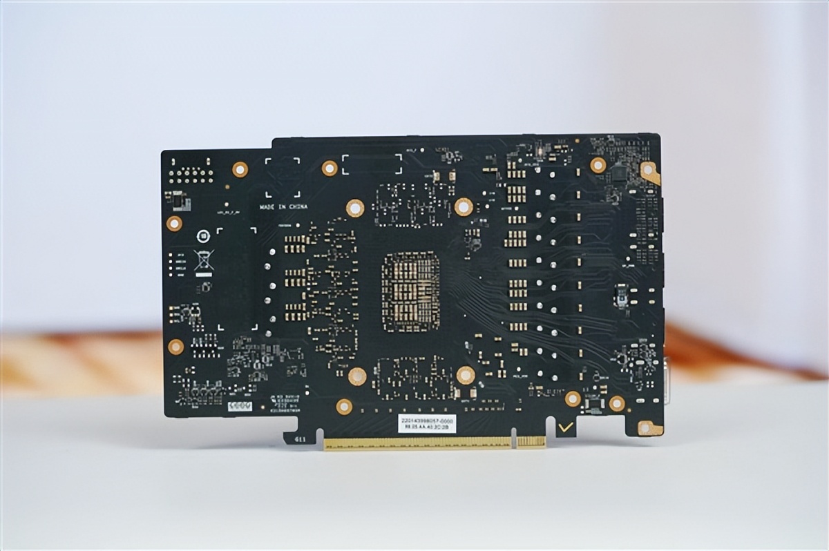 嘻哈涂鴉太吸睛！七彩虹RTX 5070 Ultra OC 12GB圖賞