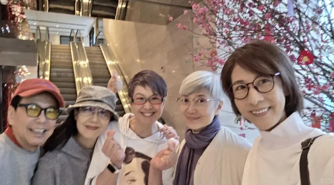 前TVB花旦儿子老公相继离世三度失去至亲,新年与友人团年气色佳