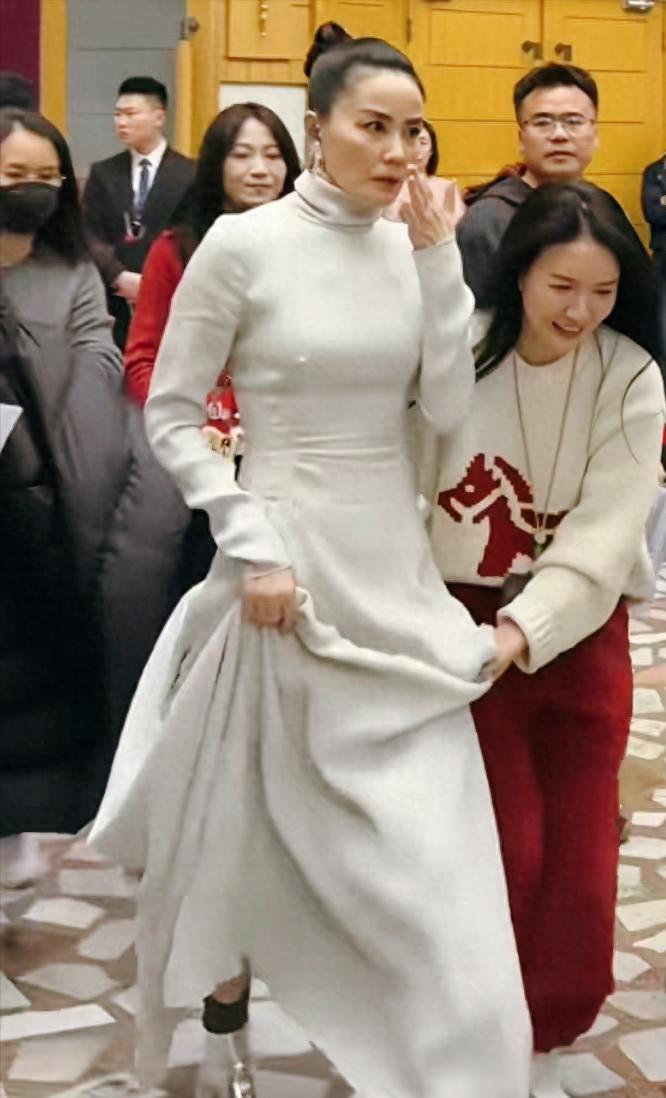 57岁王菲断崖式衰老！十个月前刚和谢霆锋秀恩爱，两人外形差距大