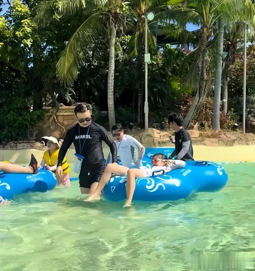 汪峰好宠森林北，带母女俩逛街三人手牵手画面温馨，醒醒没去