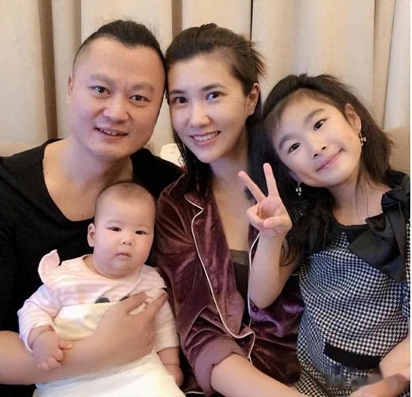44岁边潇潇近况曝光！嫁给导演生下2个孩子，如今婚姻生活很幸福