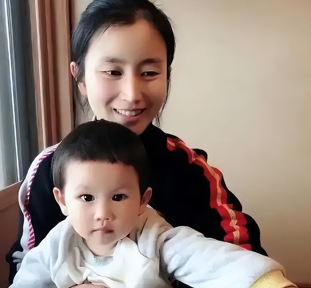 她曾是上海著名主持，和富商离婚后沦落当网红，38岁独自带娃生活