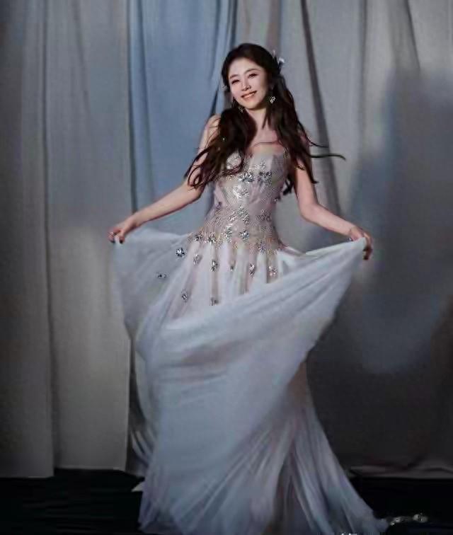 谭松韵的颜值与身材，是治愈系童颜，男人的梦想。