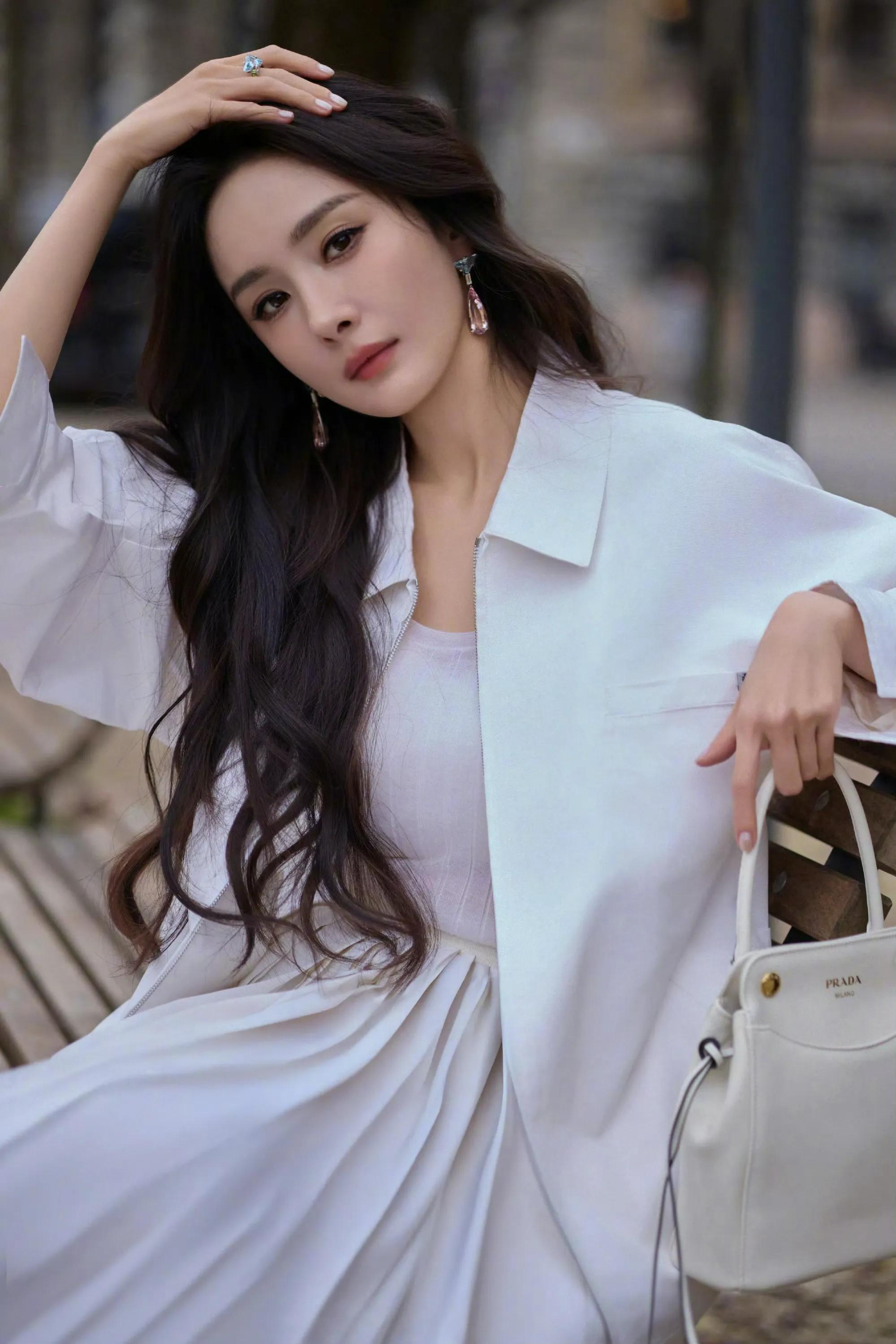 杨幂白裙超甜美