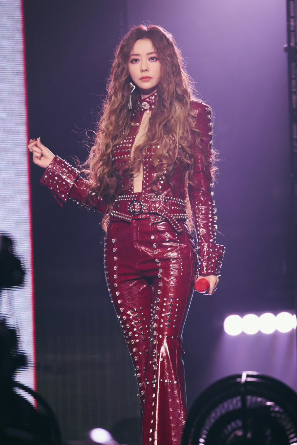 张靓颖穿着一身皮衣，野性与优雅共存，又A又欲