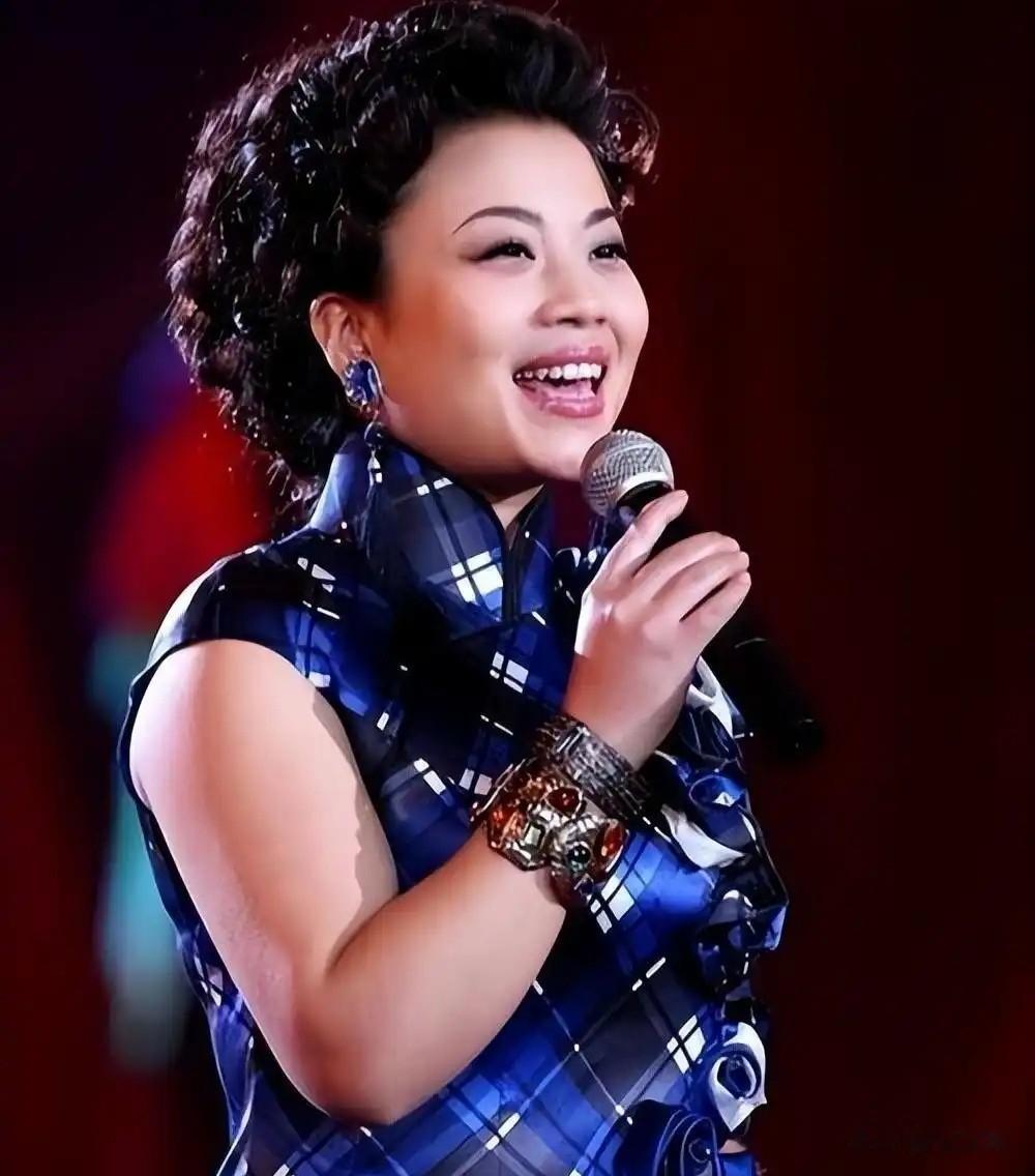 李谷一的“女儿”曝光，原来是我们熟悉的歌手，连续多年登上春晚