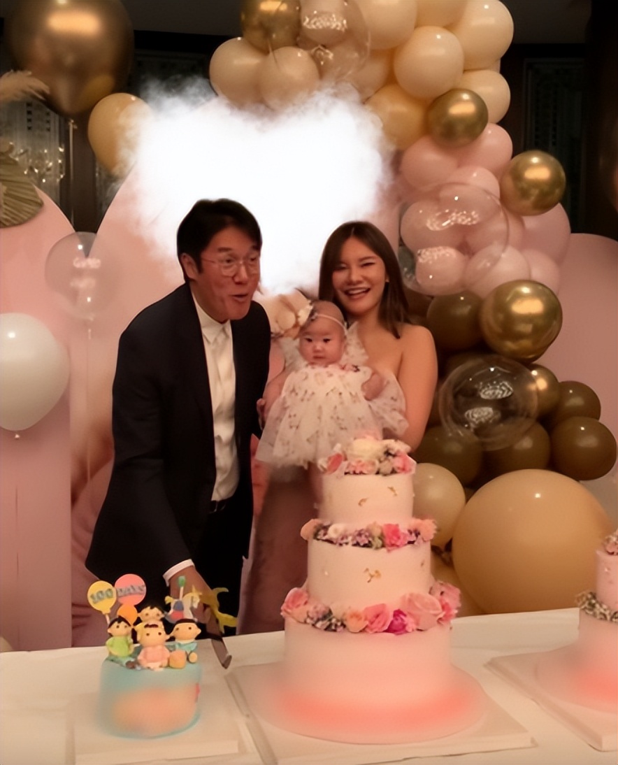 67岁富商公开带情妇亮相,女方连生4胎身材火辣,哭着说不被尊重