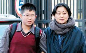 儿子把83岁老父亲告上法庭争遗产，法官看完证据当庭手都在抖，围观者在哭，到底发生了什么？