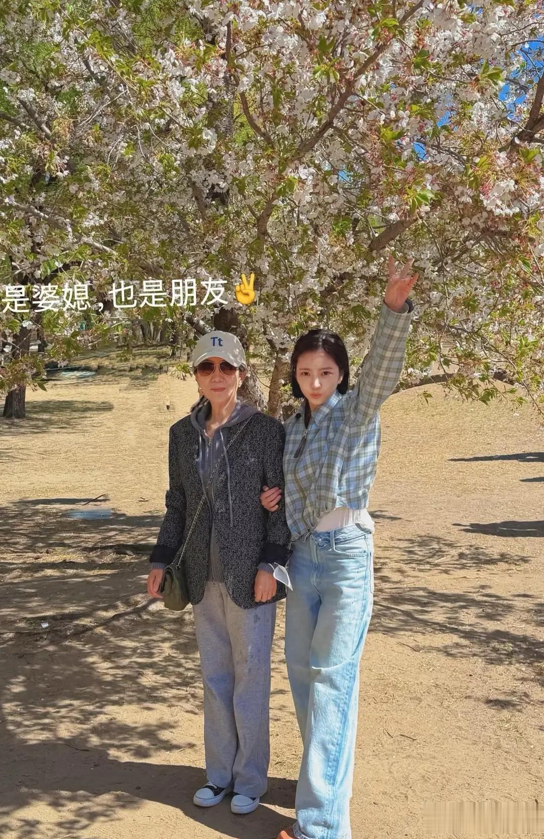 杜淳老婆清明晒照，紧挽婆婆手臂，用一条项链狠狠“打脸”传言