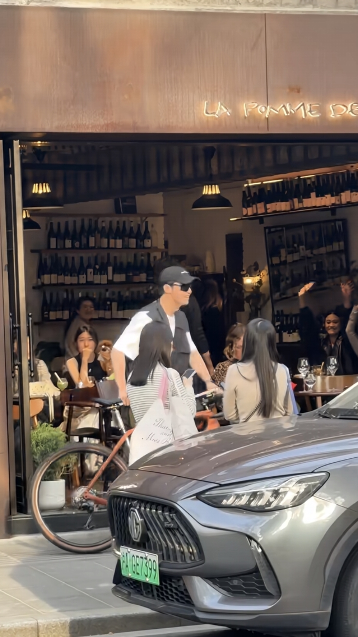 又遛弯了！黄景瑜上海街边被偶遇，骑着自行车，本人超级帅呀