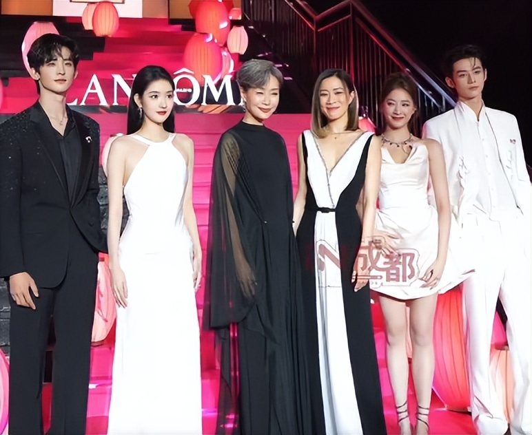 成都这一夜，王玉雯真空，佘诗曼穿深V，却被虎背熊腰的小咖抢镜