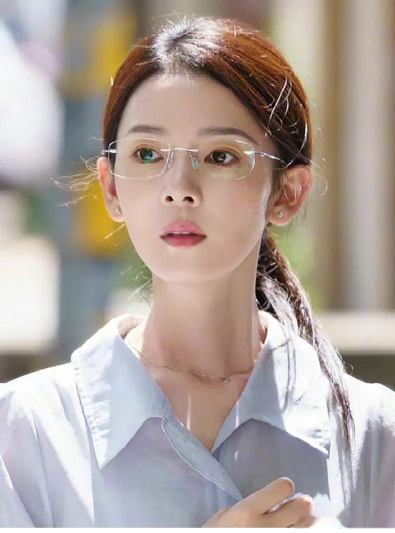 陈瑶下班戴者来女送的镯子