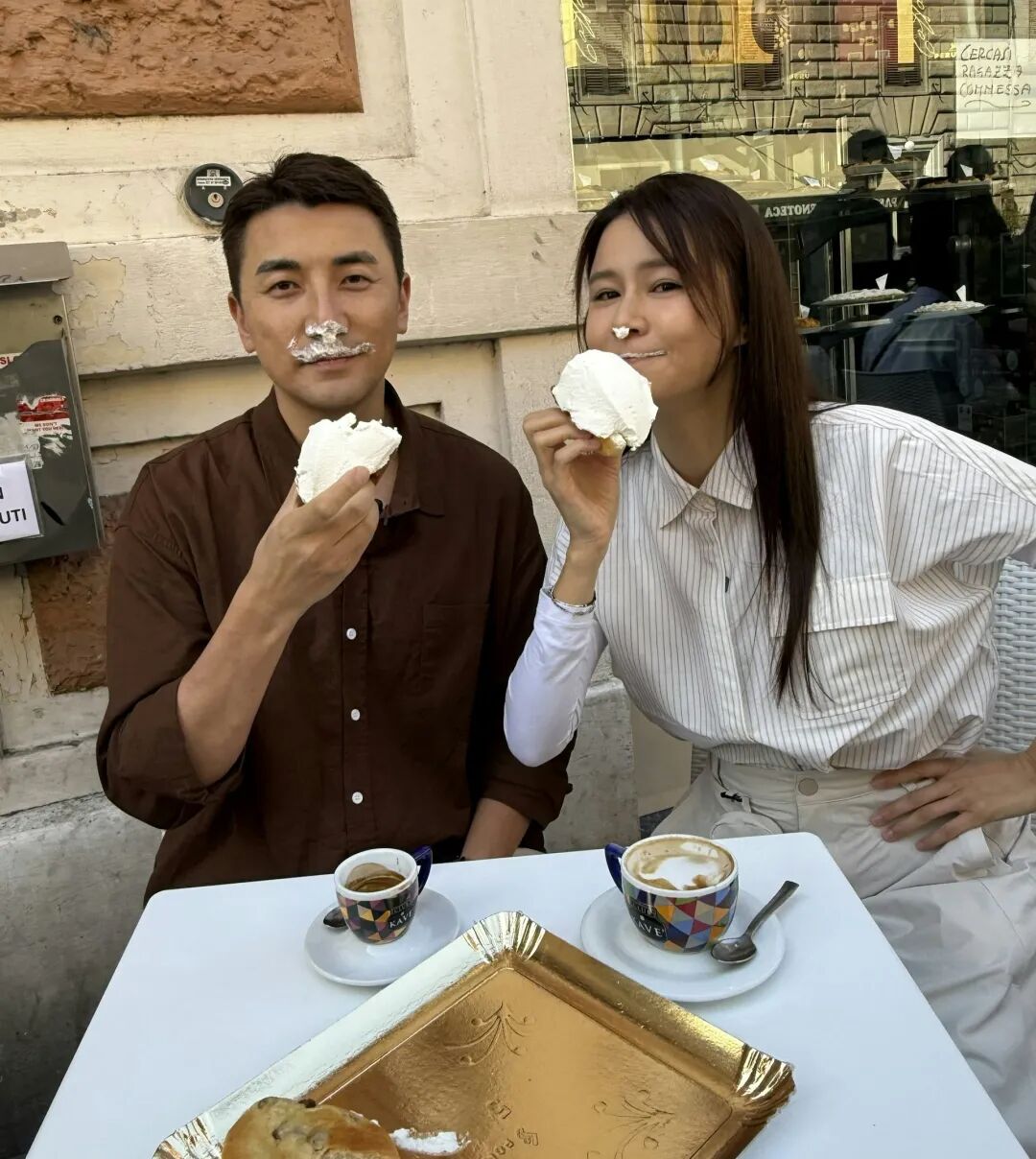 TVB“最佳拍档”再合体，国外被包围要签名