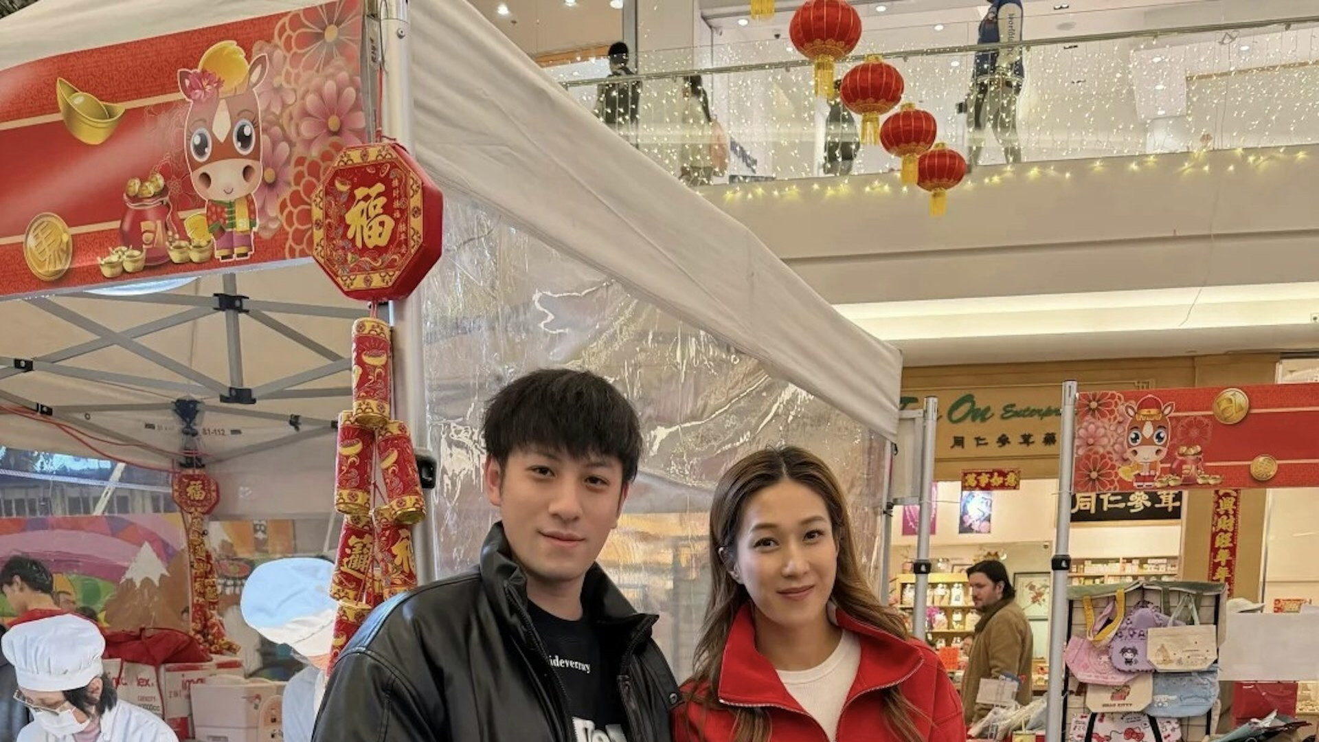 TVB前当家花旦携女摆摊卖糖果！被赞冻龄太亲和，此前一度曝婚变
