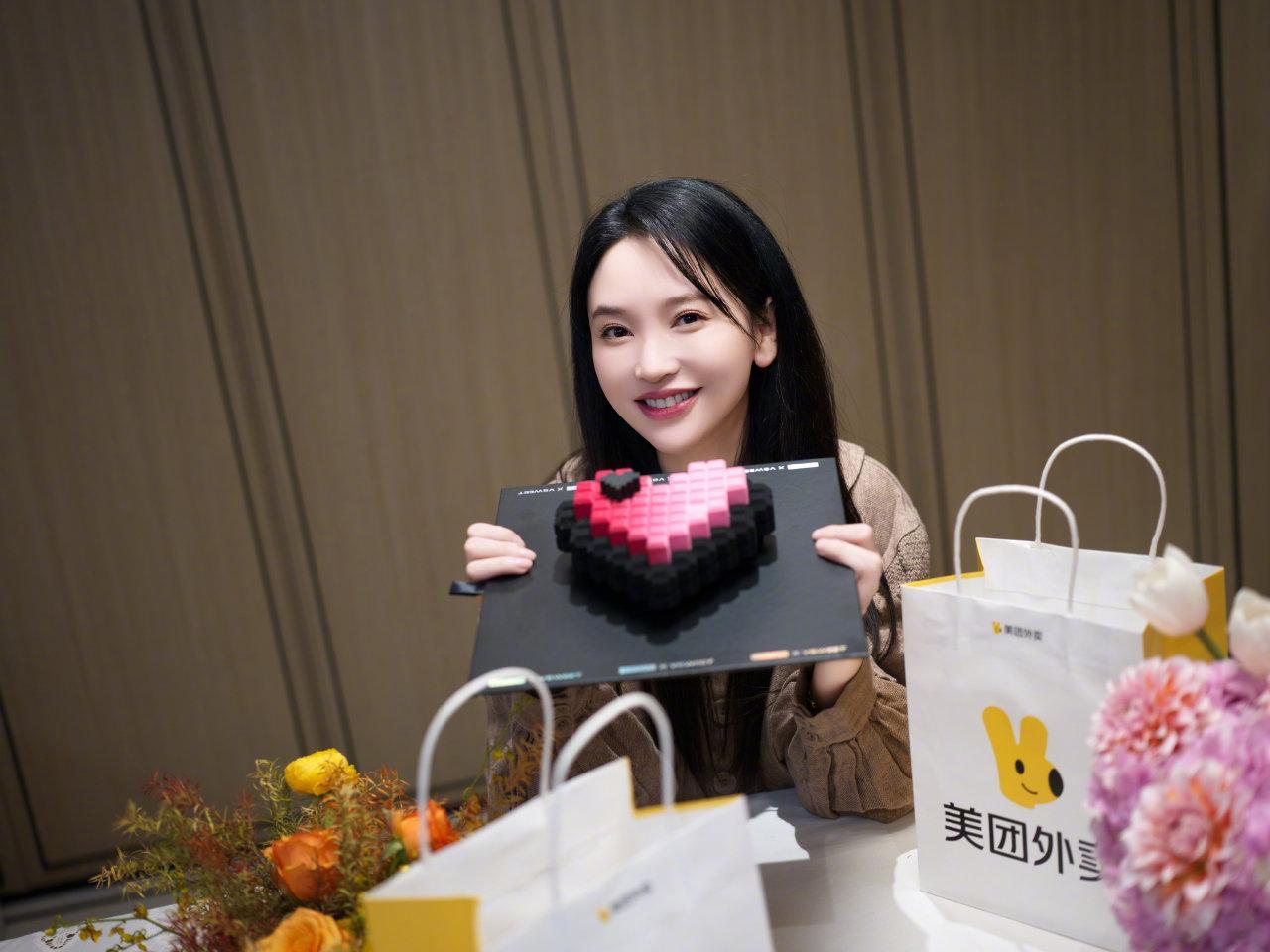 金莎情人节秀恩爱!准老公送鲜花和蛋糕为备婚累瘦,女方气色真好