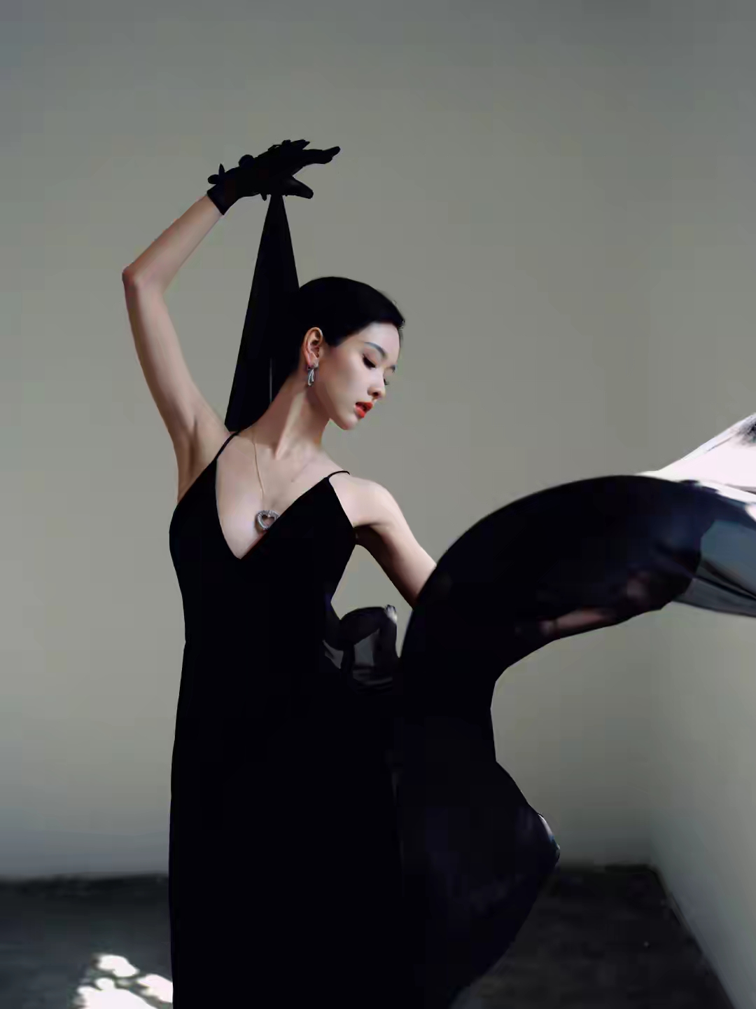 陈都灵深V露背长裙优雅黑天鹅