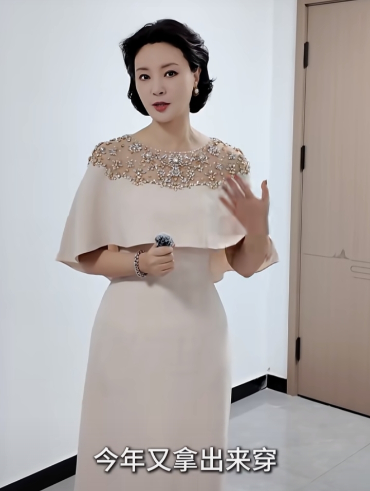 刘芳菲分享春晚礼服裸色钉珠披肩裙配复古卷发优雅大气尽显东方美