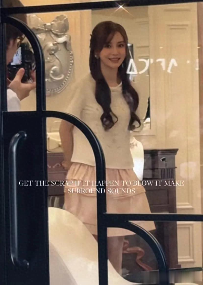 杨颖上海参加活动,穿品牌衣服和网红撞衫,沦落到只能和网红同框
