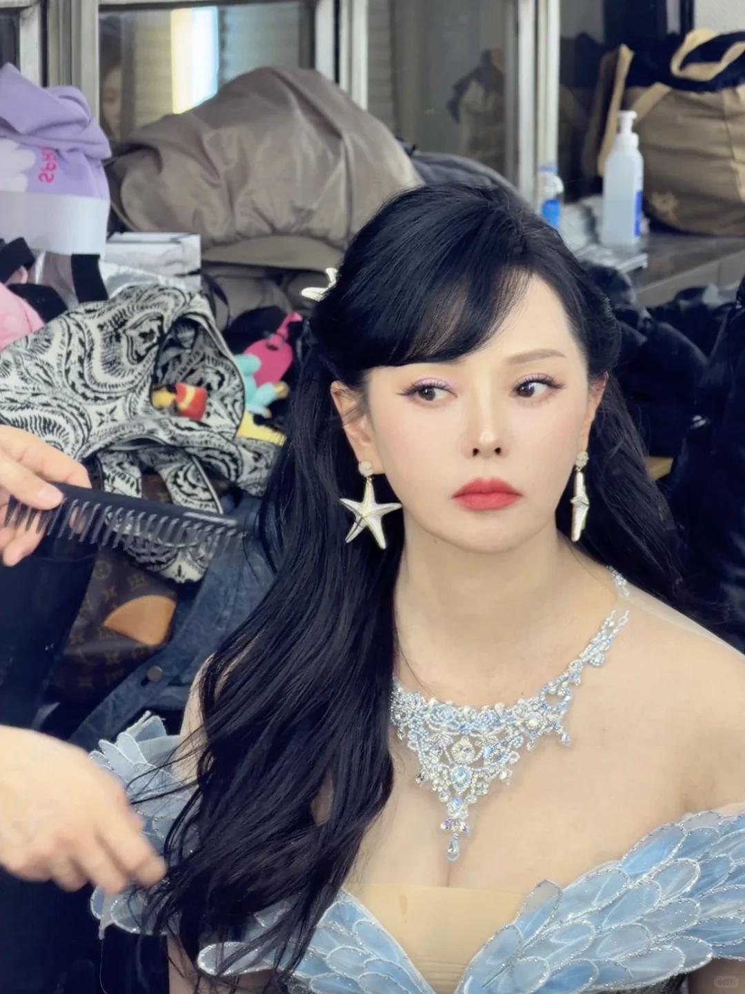 57岁伊能静在沈阳逛街,大衣吊牌没剪,网友:真人比春晚上老20岁