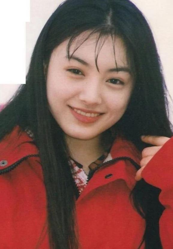 她是黑长直最美的日本女星 却为出轨丈夫生下双胞胎，如今48岁变胖
