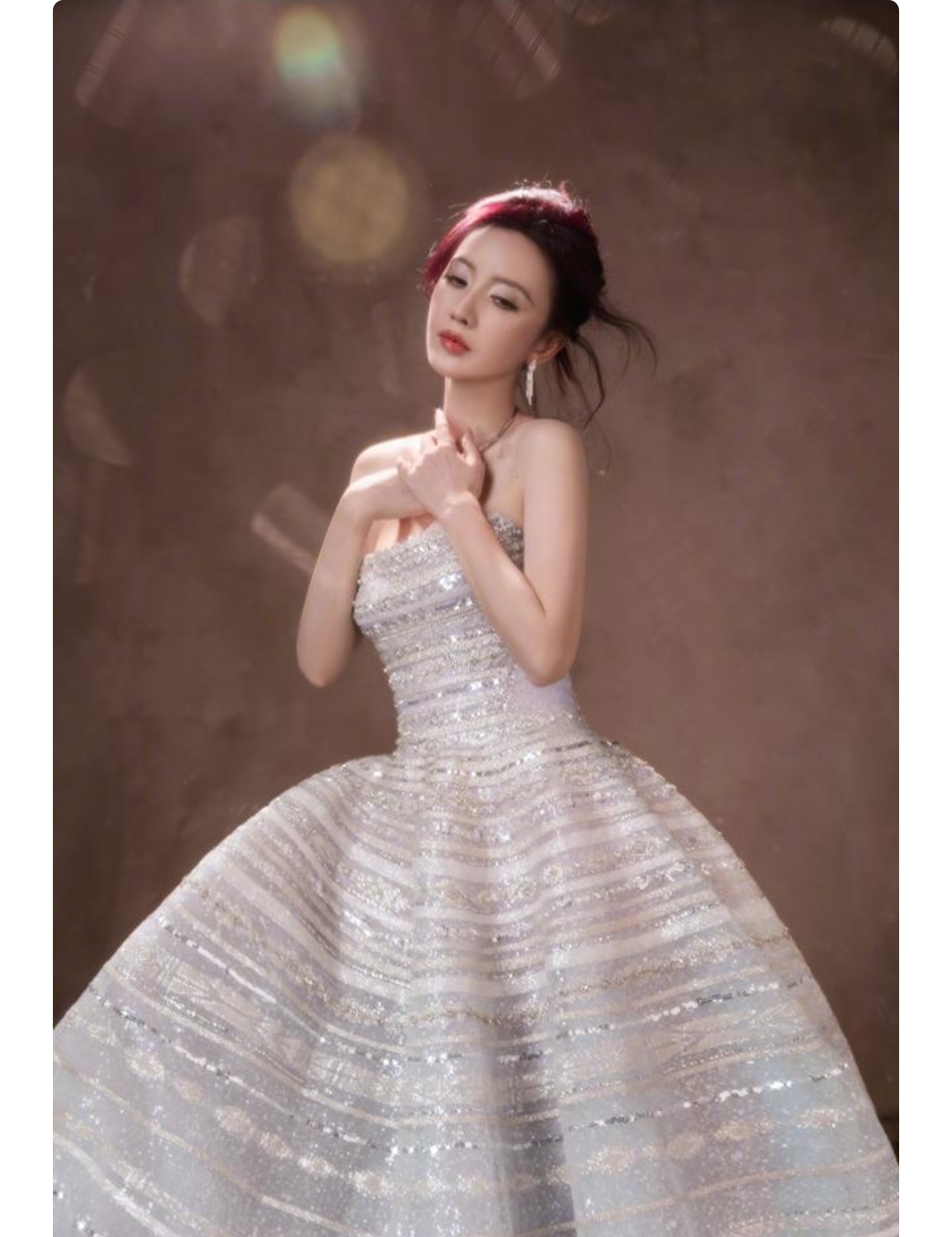 43岁张萌美人鱼造型封神！丰腴美吊打内娱白幼瘦