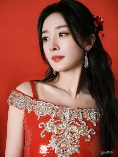 杨幂红妆敬新年:为何一红就封神?谁看了不心动?谁不想沾喜气?