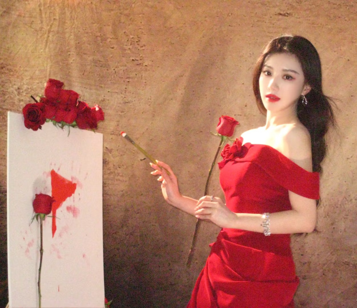 王鹤润分享美照，一袭红裙配微卷长发，美得好耀眼