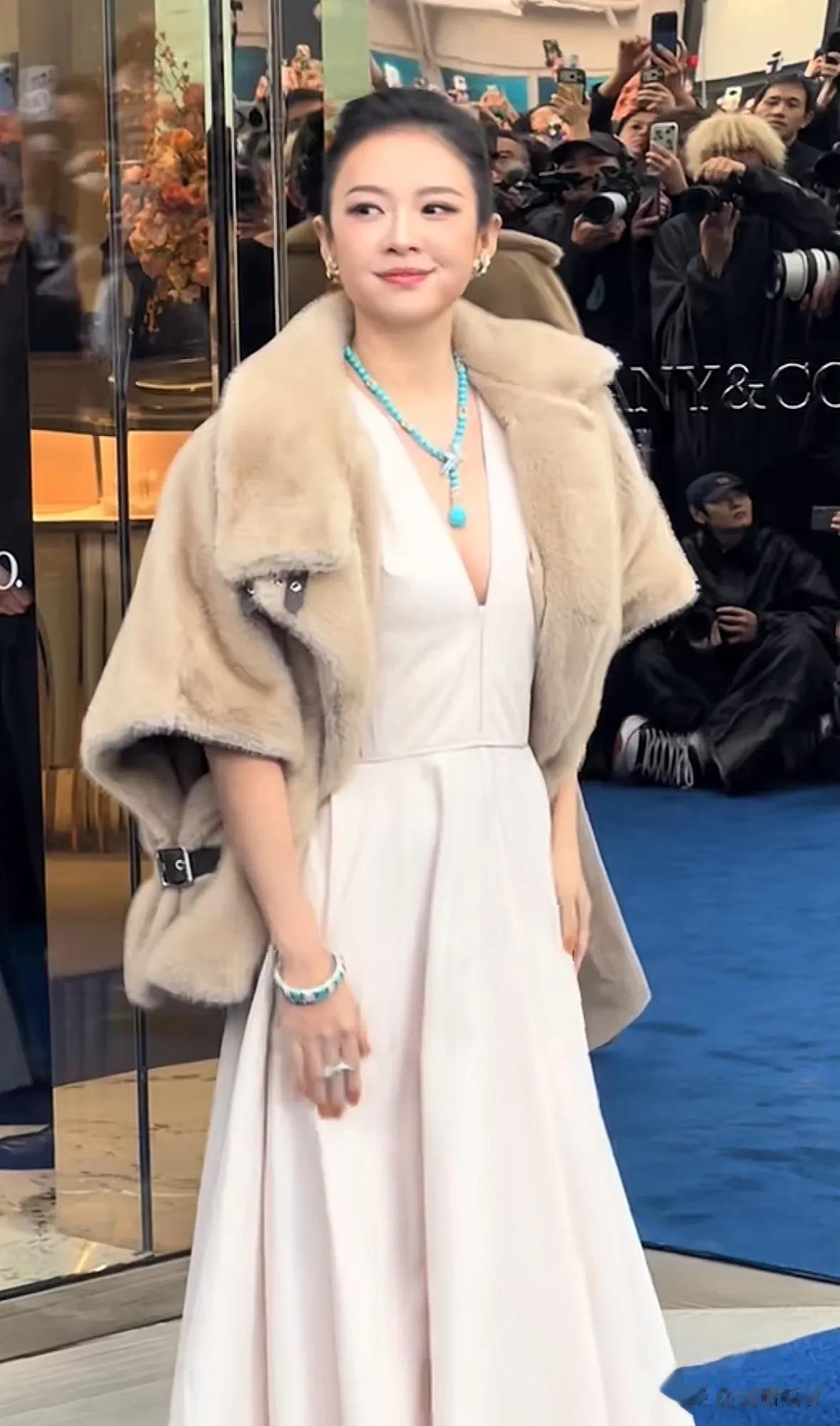 章子怡出席活动排面够大，可这脸怎么变样了？全场笑得都不自然