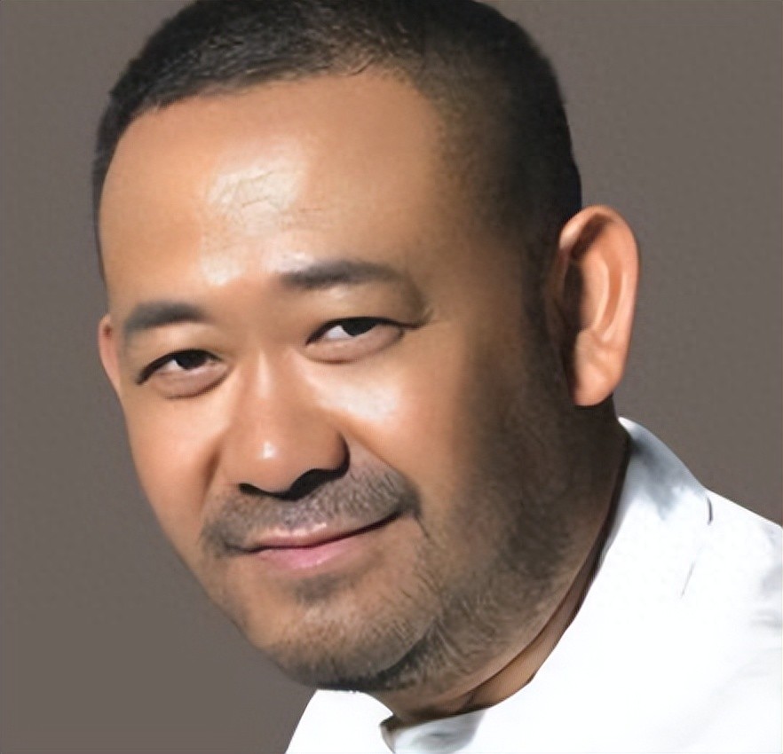 姜武一家住北京四合院豪气，和儿子一起挂灯笼，妻子女儿出镜漂亮
