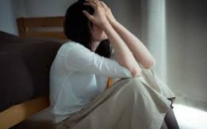 前夫送的破书我嫌脏不要，保安半夜打电话：你快下来！这哪是书啊，你这是把命往外扔！