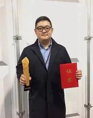 傅彪34岁儿子近照曝光：满头白发酷似父亲，张一山陪吃豪华年夜饭