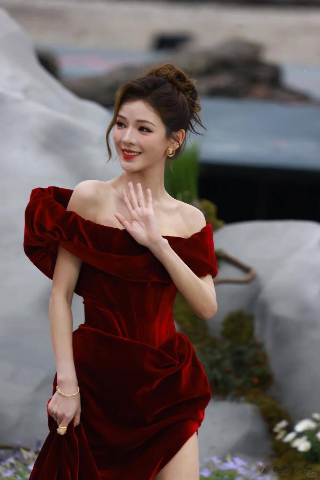 四川这天，戴皇冠的刘诗诗全裹出镜太高级，秒了一堆袒胸漏背女星