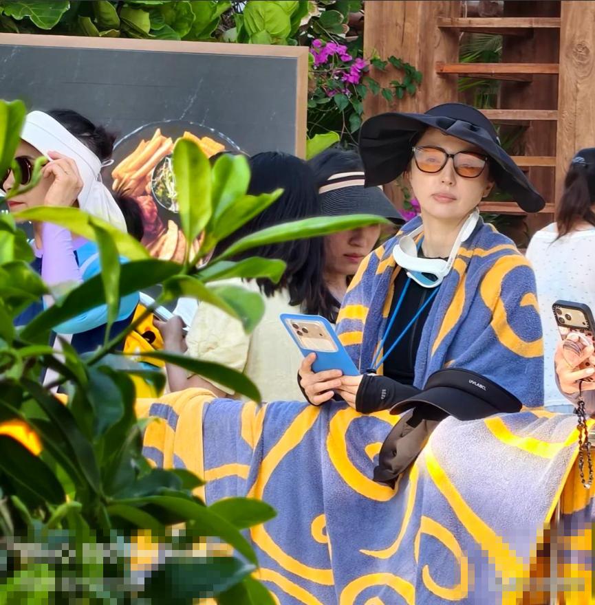 董璇佟丽娅两家三亚度假！小酒窝朵朵同坐泳圈摆pose，张维伊超帅