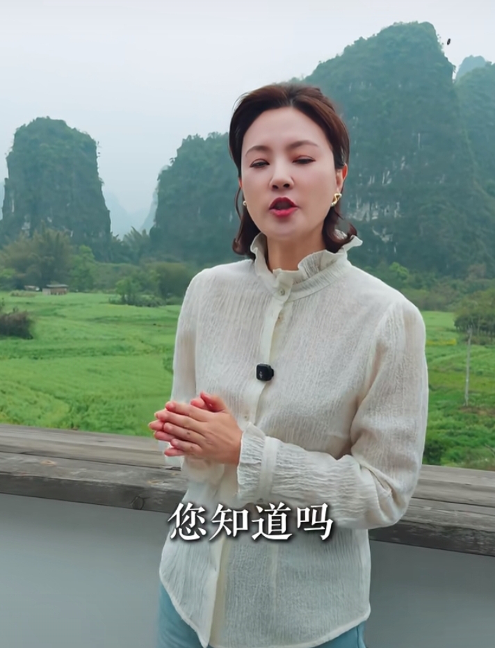 刘芳菲阳朔讲喀斯特地貌，米白衬衫配卷发，温婉知性气质拉满