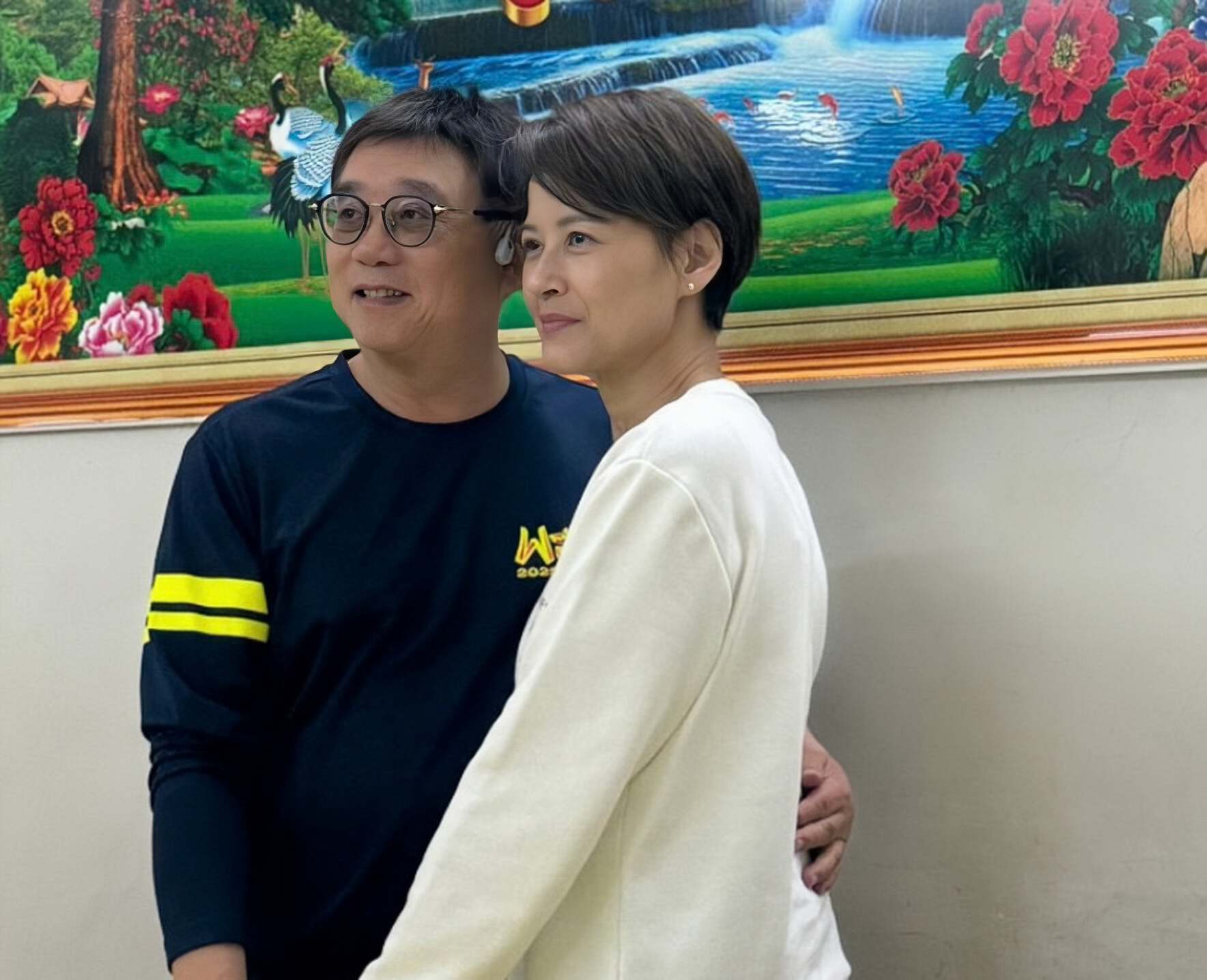 恭喜！香港知名演员迎来黄昏恋，公开男友正脸照，对再婚充满憧憬