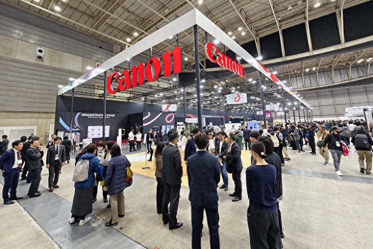 佳能復古概念機現身CP+2026：造型類似哈蘇500，腰平取景拍攝