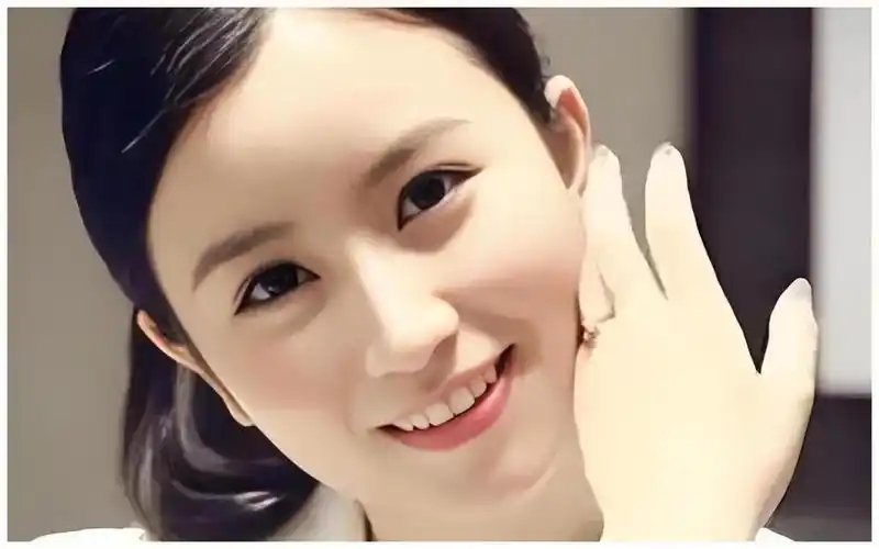 她曾是上海著名主持，和富商离婚后沦落当网红，38岁独自带娃生活