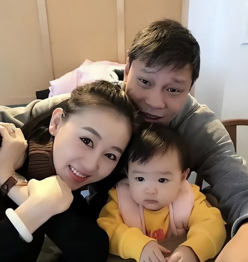 恩爱15年难敌岁月残酷!56岁范志毅身形佝偻,39岁张梦瑾娇美如花