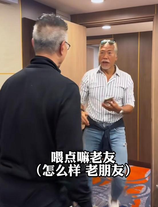 63岁张耀扬为好友庆祝生日,穿条纹衬衫搭配牛仔裤,依然霸气十足