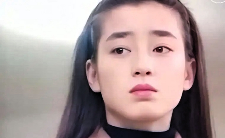14岁遭亲妈算计，17岁被逼拍写真，她终活成女王