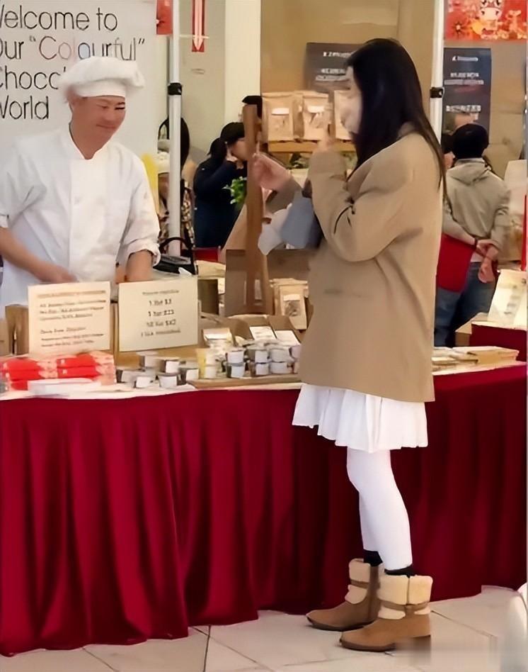 网友偶遇59岁王祖贤，温柔如水，网友感慨：还是那个聂小倩的味道
