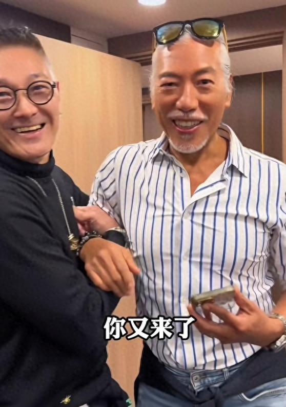 63岁张耀扬为好友庆祝生日,穿条纹衬衫搭配牛仔裤,依然霸气十足