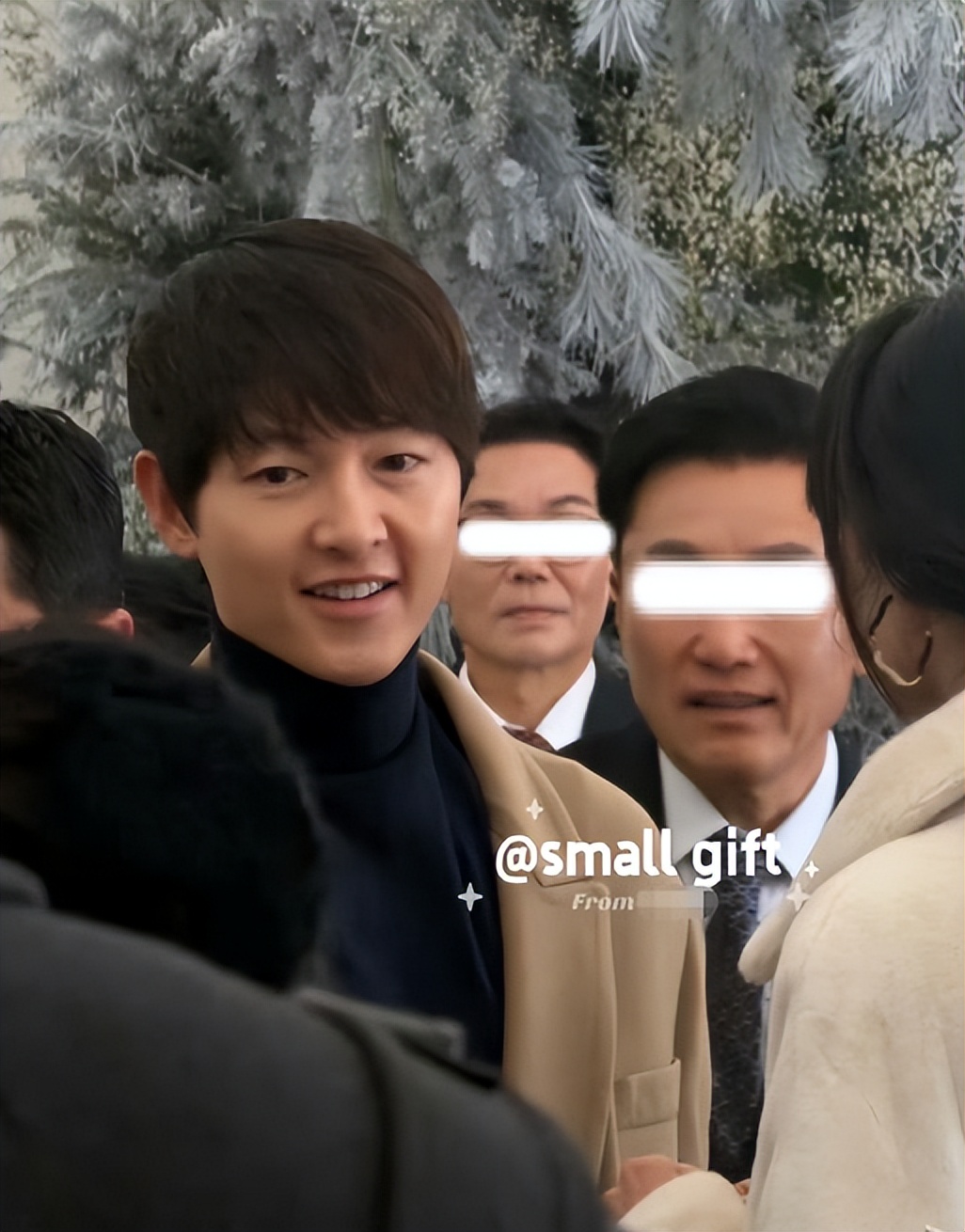 宋仲基幸福肥藏不住！携英籍妻赴婚礼，脸肿姨味浓差点没认出