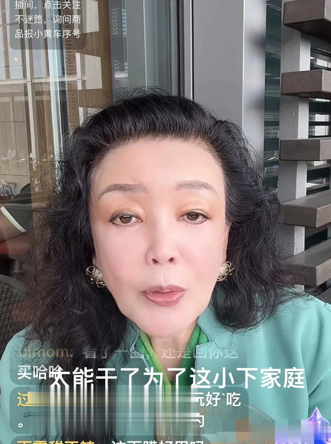 汪小菲三胎当爸后首直播，熬夜带娃有黑眼圈，透露宝贝小名