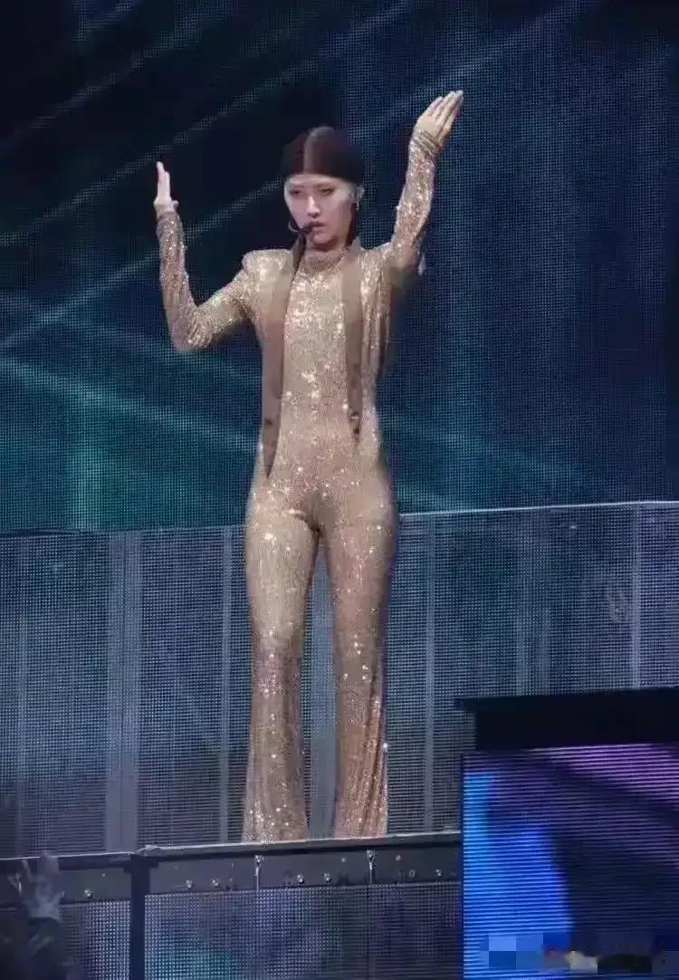 刘雨昕的身材好的离谱，这么贴身的衣服一般人还真驾驭不了。